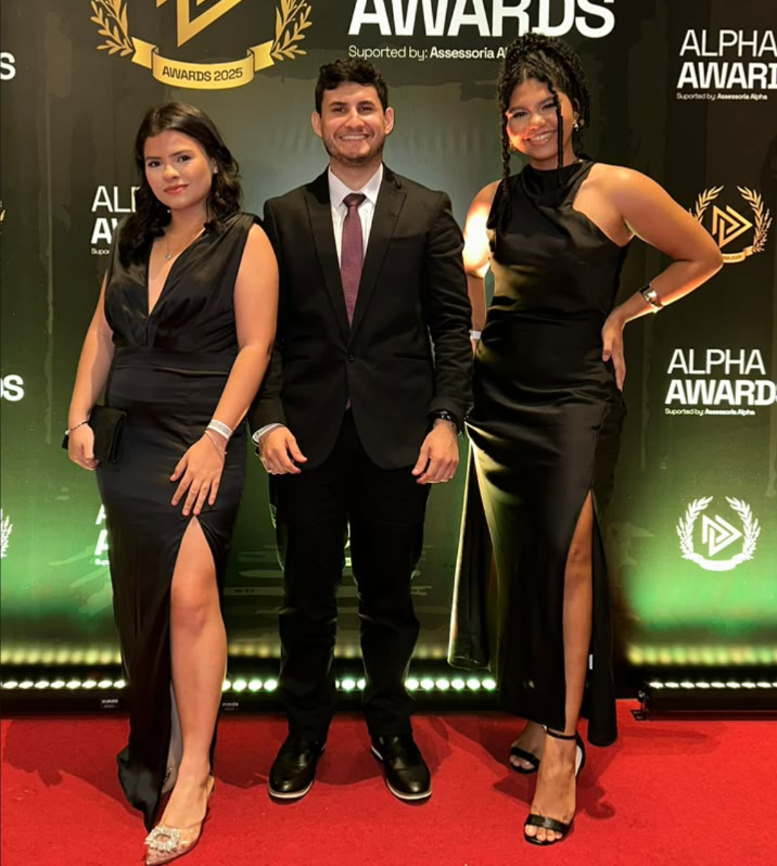 Equipe da ROCKET+ em premiação de marketing